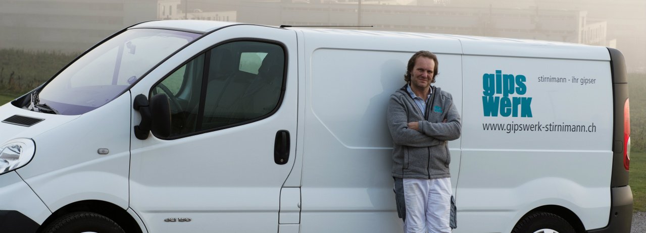 Daniel Stirnimann neben dem Gipswerk-Lieferwagen