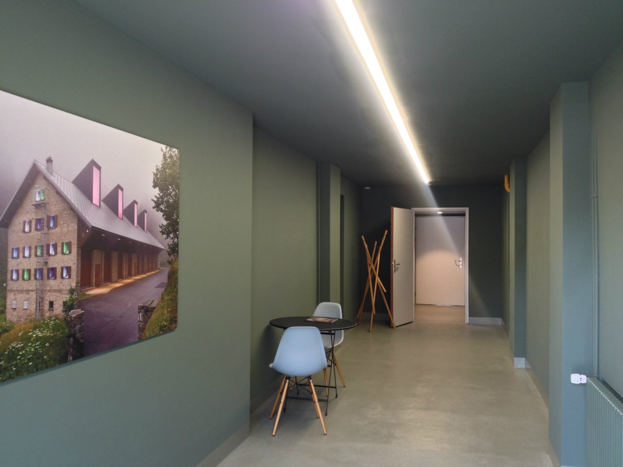 Korridor mit Lichtband in der abgehängten Decke